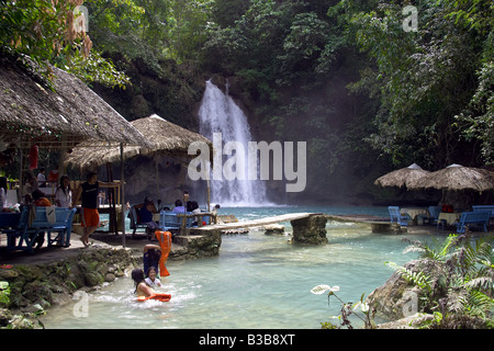 Piscine di roccia al di sotto di una delle tre cascate sul fiume Kawasan nei pressi di Badiana nel centro di Cebu Foto Stock