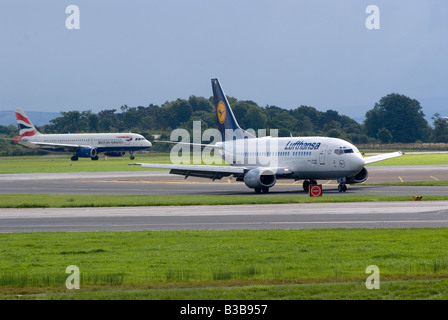 Un Lufthansa Boeing 737 [737-530] aereo di linea di rullaggio all'arrivo a Manchester Ringway Airport England Regno Unito Regno Unito Foto Stock