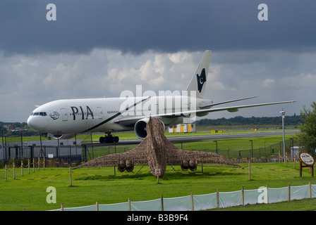 Una PIA Boeing 777 [777-240 ER] aereo di linea di rullaggio all'arrivo a Manchester Ringway Airport England Regno Unito Regno Unito Foto Stock