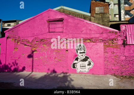 Proprietà della generazione perduta stencil graffiti su un luminoso edificio rosa Tainan taiwan repubblica di Cina (ROC) Foto Stock