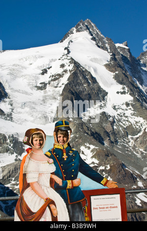 Ponendo i bambini di fronte a Monte Grossglockner, Land Salisburgo, Austria Foto Stock