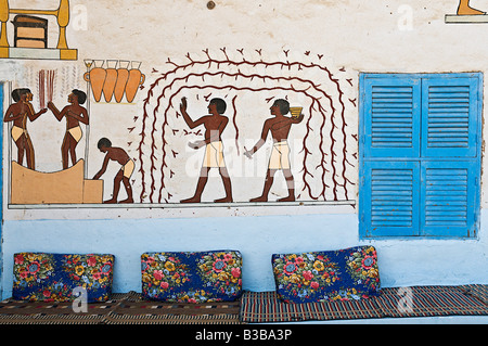 Casa dipinta, Gurna Village, West Bank, Luxor, Egitto Foto Stock