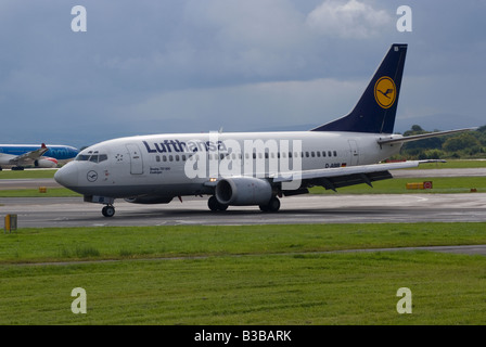 Un Lufthansa Boeing 737 [737-530] aereo di linea di rullaggio all'arrivo a Manchester Ringway Airport England Regno Unito Regno Unito Foto Stock