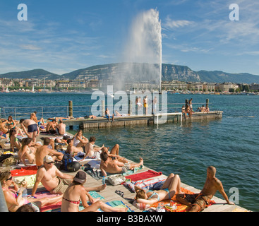 Le persone in un momento di relax a Bains des Paquis sul Lago di Ginevra con Jet d'Eau Foto Stock