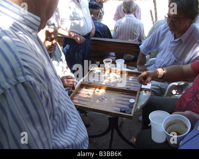 Gli uomini anziani giocare a backgammon in park a Atene Foto Stock