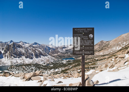 Segno segna top di Kearsarge Pass e il confine del Kings Canyon National Park, Sierra Nevada, in California Foto Stock