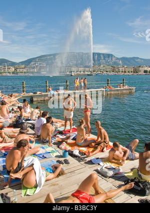 Le persone in un momento di relax a Bains des Paquis sul Lago di Ginevra con Jet d'Eau Foto Stock