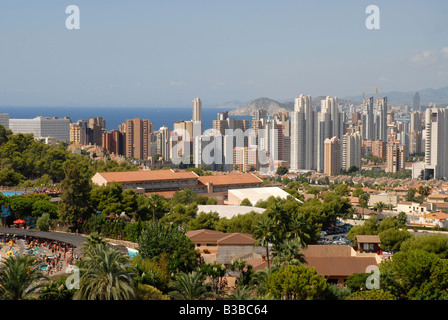 Parco acquatico Aqualandia e Benidorm skyline da Mundomar, Benidorm, Alicante provincia, Comunidad Valenciana, Spagna Foto Stock