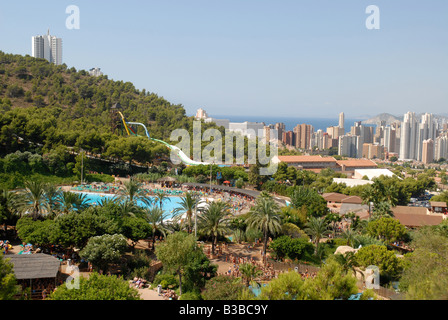 Parco acquatico Aqualandia e Benidorm skyline da Mundomar, Benidorm, Alicante provincia, Comunidad Valenciana, Spagna Foto Stock