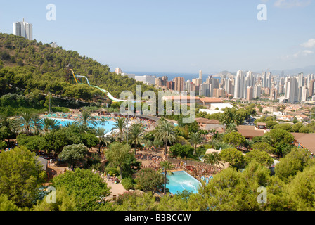 Parco acquatico Aqualandia e Benidorm skyline da Mundomar, Benidorm, Alicante provincia, Comunidad Valenciana, Spagna Foto Stock