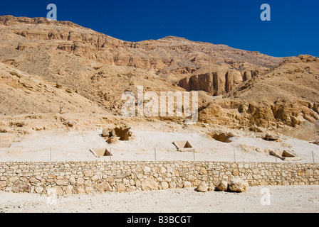 Aperture della tomba nella Valle dei Re sul fiume Nilo in Cisgiordania nei pressi di Luxor in Egitto Foto Stock