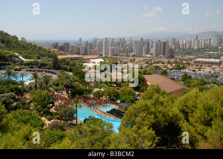 Parco acquatico Aqualandia e Benidorm skyline da Mundomar, Benidorm, Alicante provincia, Comunidad Valenciana, Spagna Foto Stock