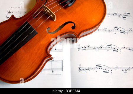 Si tratta di una chiusura di un violino su di un foglio di musica Foto Stock