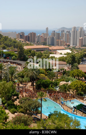 Parco acquatico Aqualandia e Benidorm skyline da Mundomar, Benidorm, Alicante provincia, Comunidad Valenciana, Spagna Foto Stock