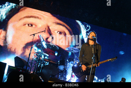 Dave Grohl dei Foo Fighters sul palco del V Festival Hylands Park a Chelmsford Essex Foto Stock