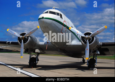 Navigabilità un Douglas DC3 Dakota a un aeroporto nel Regno Unito Foto Stock