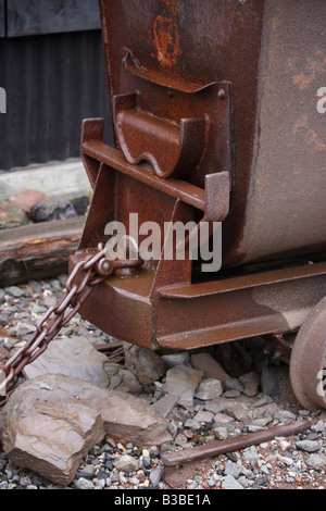 Un vicino la fotografia di un vecchio arrugginito carrello carbone Foto Stock