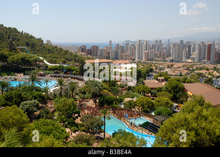 Parco acquatico Aqualandia e Benidorm skyline da Mundomar, Benidorm, Alicante provincia, Comunidad Valenciana, Spagna Foto Stock