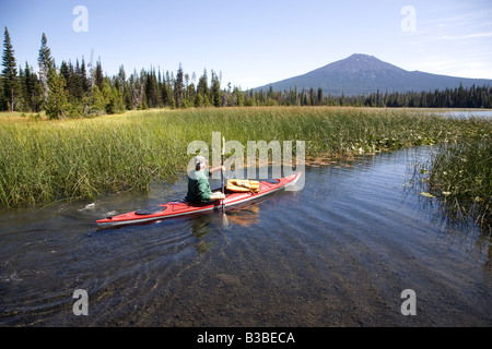 Un kayaker e una vista del lago Hosmer lungo la cascata laghi autostrada vicino la curvatura Oregon Foto Stock