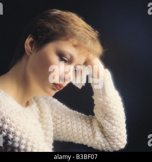 Studio shot di sad, teary donna Foto Stock