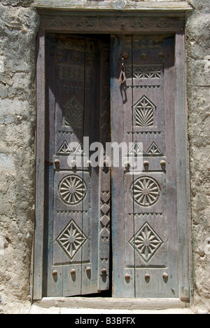 Scolpita in legno Porte di ingresso di casa, Rustaq Al Batinah Regione Sultanato di Oman Foto Stock