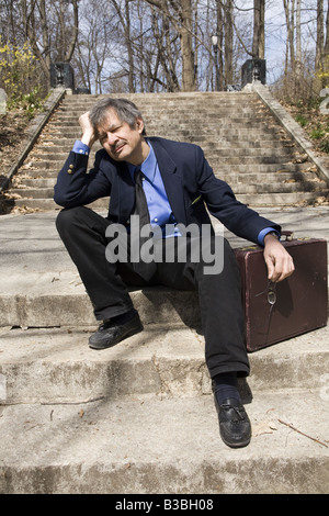 L'uomo nei suoi primi anni sessanta fuori del lavoro per capire cosa fare in seguito per il lavoro MR Foto Stock