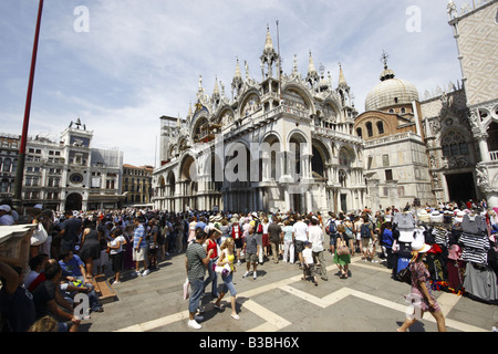 La folla in Piazza San Marco Foto Stock