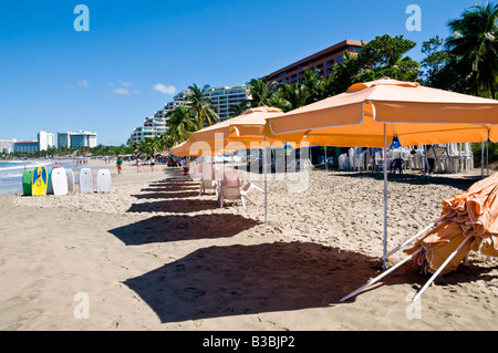 IXTAPA, Messico - Bahia del Palmar (baia di Palmar), situata a Ixtapa, Guerrero, Messico, offre viste mozzafiato della costa del Pacifico. Conosciuta per le sue spiagge di sabbia dorata e le acque cristalline, Palmar Bay è una destinazione popolare sia per gli amanti della spiaggia che per gli ospiti del resort, che offre una vasta gamma di attività acquatiche e tramonti mozzafiato. Foto Stock