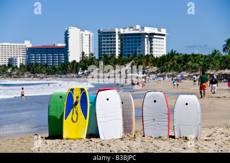 IXTAPA, Messico - Bahia del Palmar (baia di Palmar), situata a Ixtapa, Guerrero, Messico, offre viste mozzafiato della costa del Pacifico. Conosciuta per le sue spiagge di sabbia dorata e le acque cristalline, Palmar Bay è una destinazione popolare sia per gli amanti della spiaggia che per gli ospiti del resort, che offre una vasta gamma di attività acquatiche e tramonti mozzafiato. Foto Stock