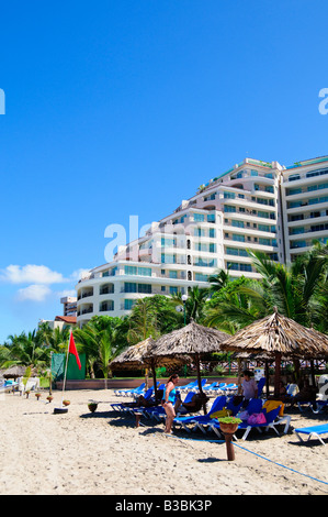 IXTAPA, Messico - Bahia del Palmar (baia di Palmar), situata a Ixtapa, Guerrero, Messico, offre viste mozzafiato della costa del Pacifico. Conosciuta per le sue spiagge di sabbia dorata e le acque cristalline, Palmar Bay è una destinazione popolare sia per gli amanti della spiaggia che per gli ospiti del resort, che offre una vasta gamma di attività acquatiche e tramonti mozzafiato. Foto Stock