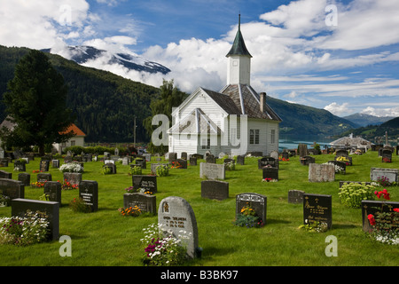 Ampio angolo suggestivo panorama chiesa storica nel cimitero, Loen Stryn Norvegia grave i marcatori dal tsunami vista panoramica interna di Nordfjord drammatico sky Foto Stock