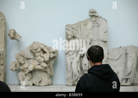 Visitatore guardando il fregio Telephos il Pergamon Museum di Berlino in Germania Foto Stock