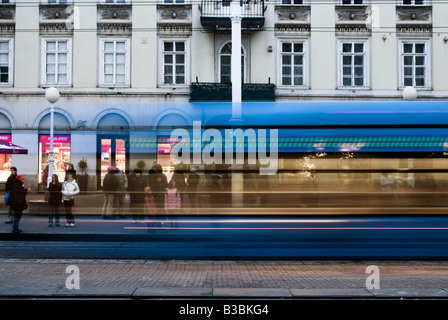 Il tram sul divieto di piazza Jelacic a Zagabria in Croazia Foto Stock