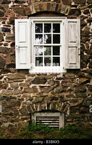 Il vecchio del XVIII secolo in pietra di campo agriturismo finestra dettaglio situato nella contea di Bucks, Pennsylvania Foto Stock