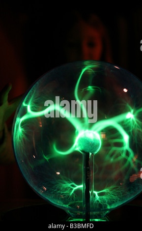 Giovane visitatore esamina la sfera di plasma in Science Center di spettro in Deutsches Technikmuseum Berlin, Germania Foto Stock