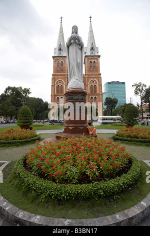 Statua di fronte Cattedrale, Ho Chi Minh City, Vietnam Foto Stock