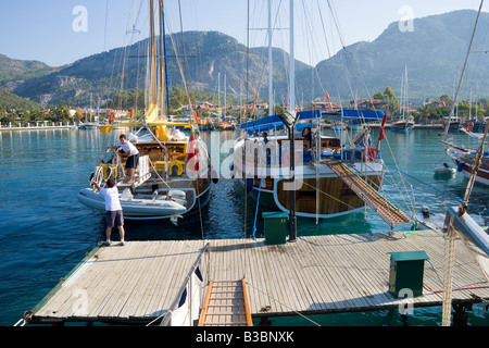 Bagno turco yachts Gulets sulla crociera blu ormeggiato a Gocek Fethiye Bay Turchia Foto Stock