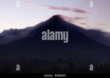 Il Vulcano Arenal all'alba, al Parco Nazionale del Vulcano Arenal, Alajuela, Costa Rica Foto Stock