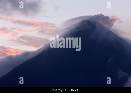 Il Vulcano Arenal all'alba, al Parco Nazionale del Vulcano Arenal, Alajuela, Costa Rica Foto Stock