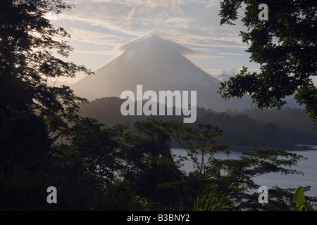 Il Vulcano Arenal all'alba, al Parco Nazionale del Vulcano Arenal, Alajuela, Costa Rica Foto Stock