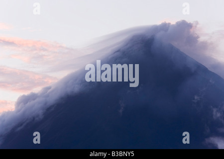 Il Vulcano Arenal all'alba, al Parco Nazionale del Vulcano Arenal, Alajuela, Costa Rica Foto Stock