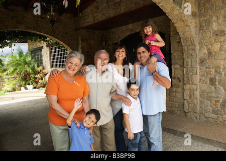 Multi-generazionale famiglia ispanica sotto il cavalcavia Foto Stock