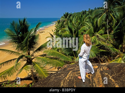 Palme da cocco e dalla spiaggia Kovalam, Kerala, India, Asia Foto Stock