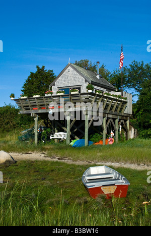 Spiaggia di pittoreschi cottage su palafitte con canotto lungo weeset punto, nauset Harbour, cape cod, ma Foto Stock