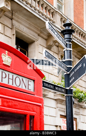 Un cartello di rosso e un cabina telefonica a Londra in Inghilterra Foto Stock