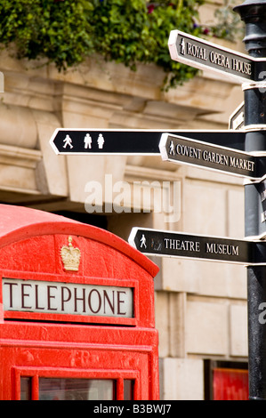 Un cartello di rosso e un cabina telefonica a Londra in Inghilterra Foto Stock