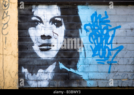 Stencil Graffiti del volto di donna. Hanbury Street, Tower Hamlets, Londra, Inghilterra Foto Stock