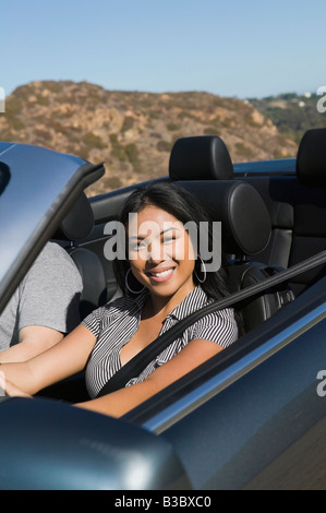 Donna asiatica di guida auto convertibili Foto Stock