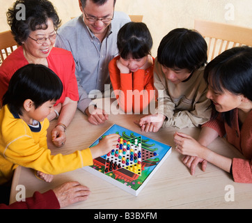 Famiglia asiatica la riproduzione di gioco di bordo Foto Stock