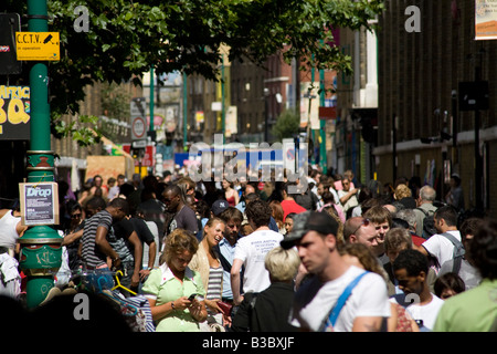 La folla in Brick Lane Market. Shoreditch, Tower Hamlets, Londra, Inghilterra Foto Stock